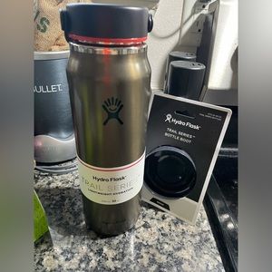 SOLD: Hydro Flask Lightweight Wide Mouth Trail Series 32 oz in obsidian